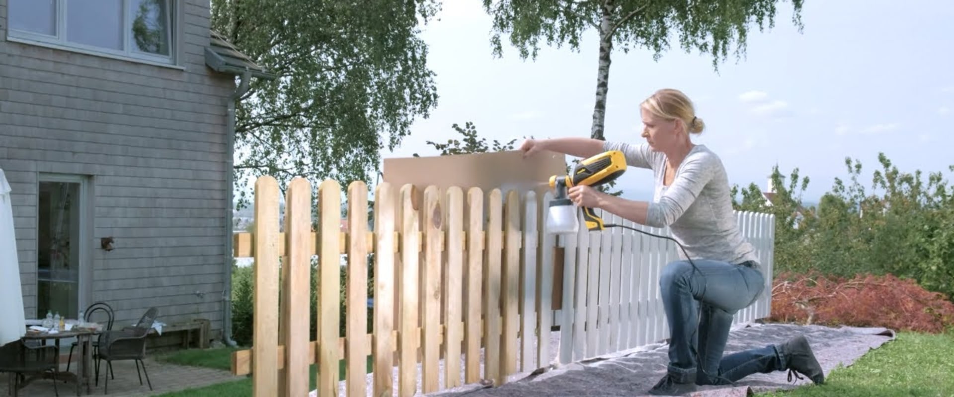 How to Apply Paint to a Fence